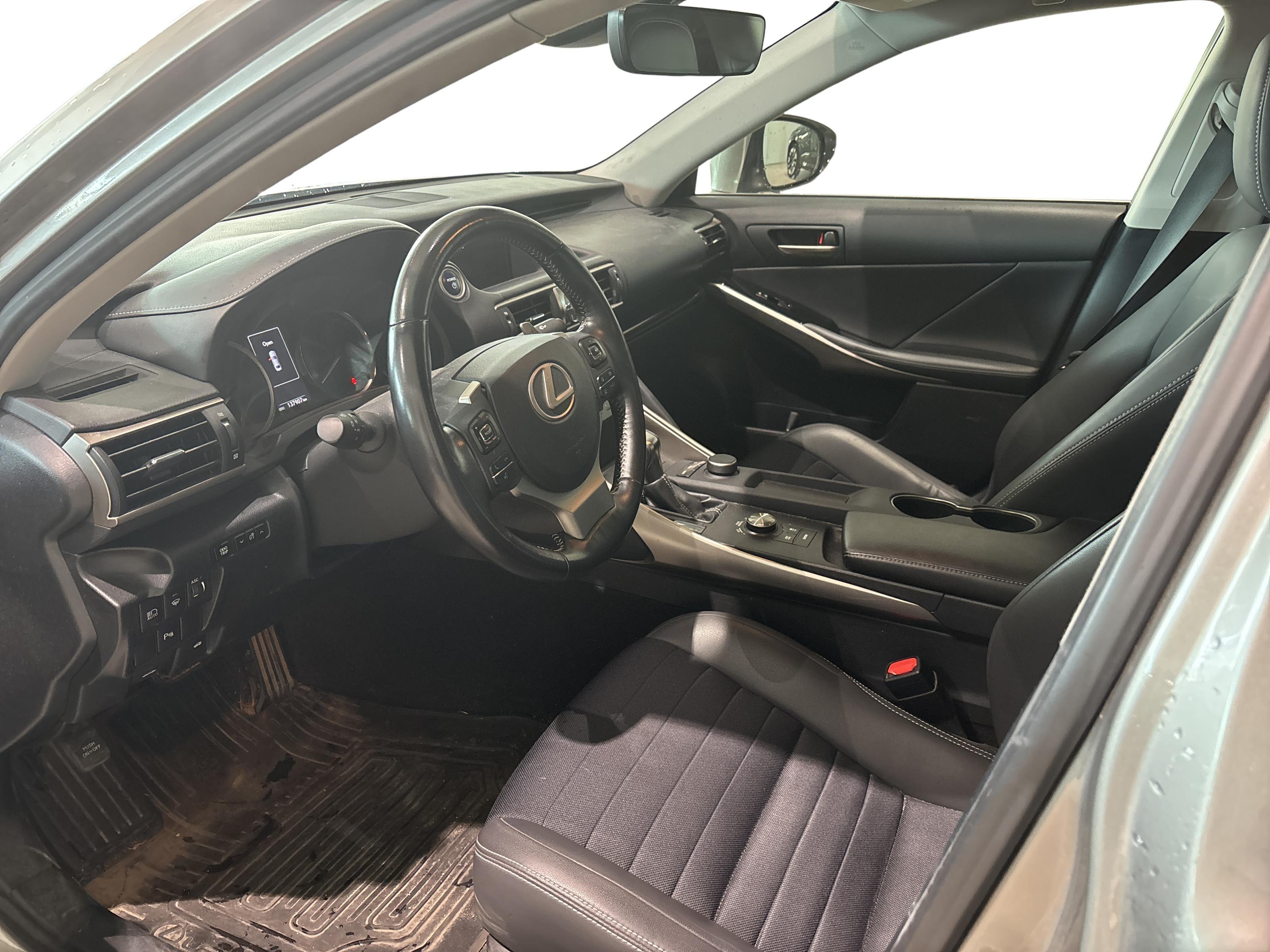 Lexus IS 300h Hybrid A Comfort 2018, kuva 3/3