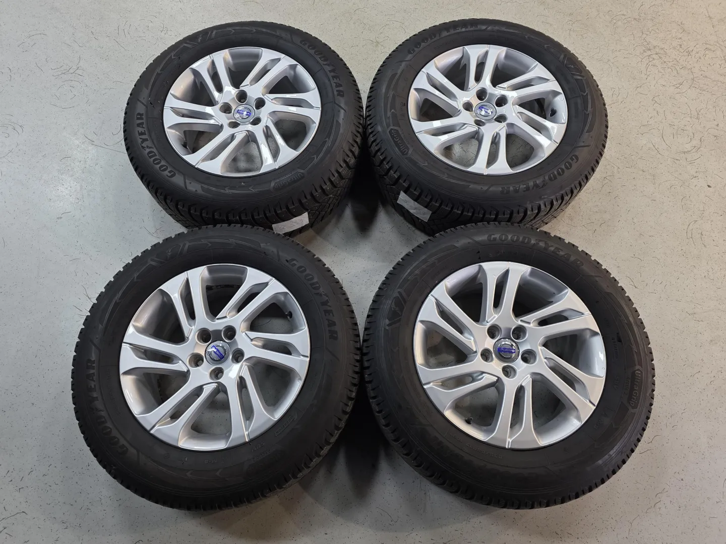 Autokuva 12 - LOC-353