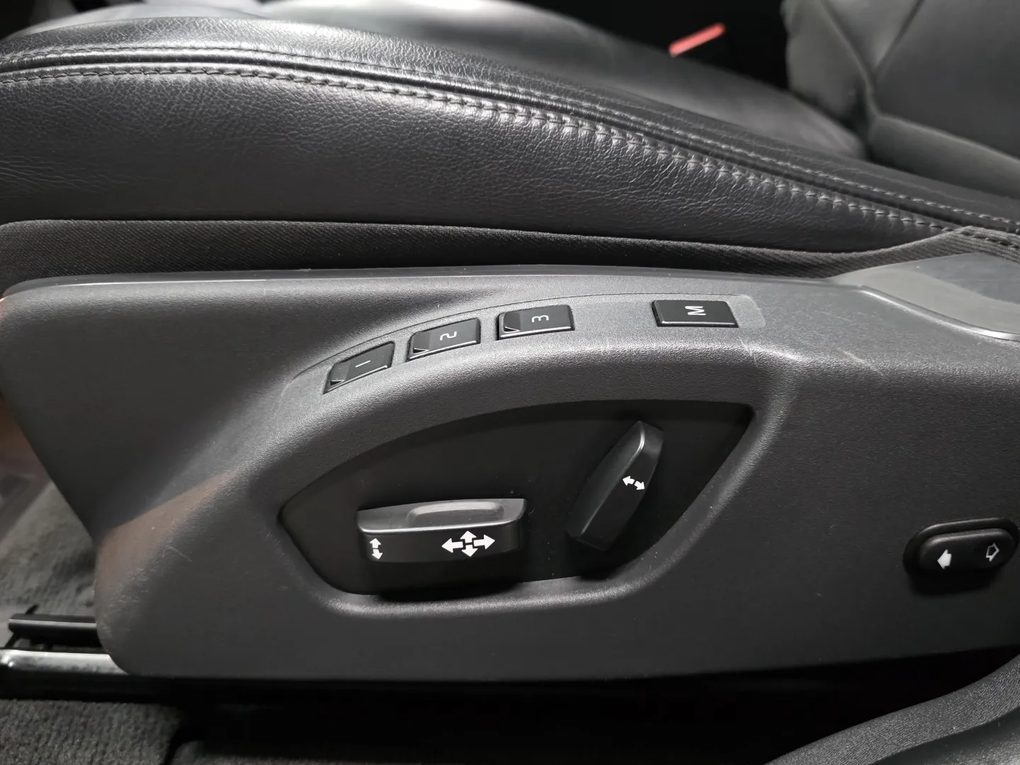 Autokuva 16 - LOC-353