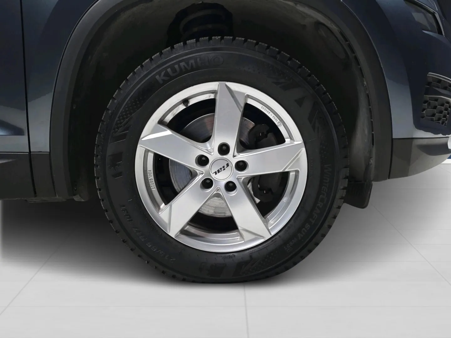 Autokuva 13 - LOM-486