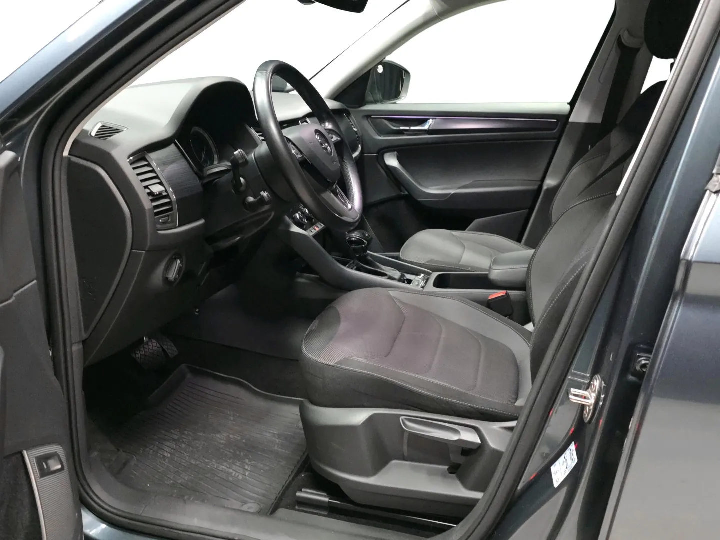 Autokuva 8 - LOM-486