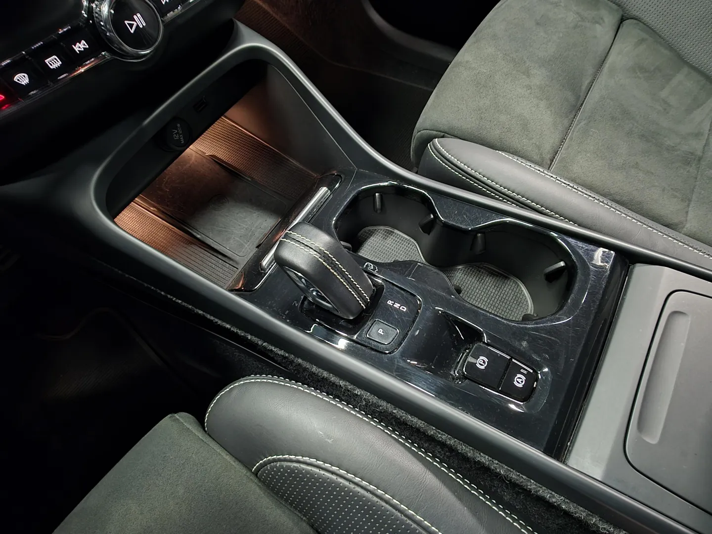 Autokuva 15 - LOT-950