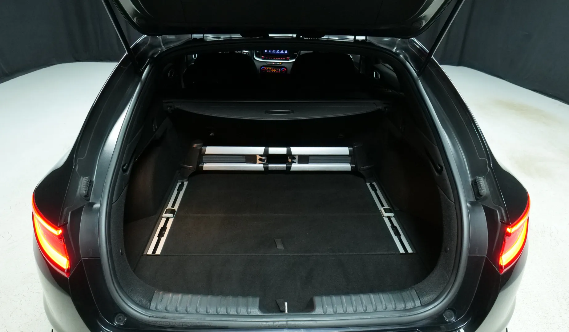 Autokuva 16 - LRC-818