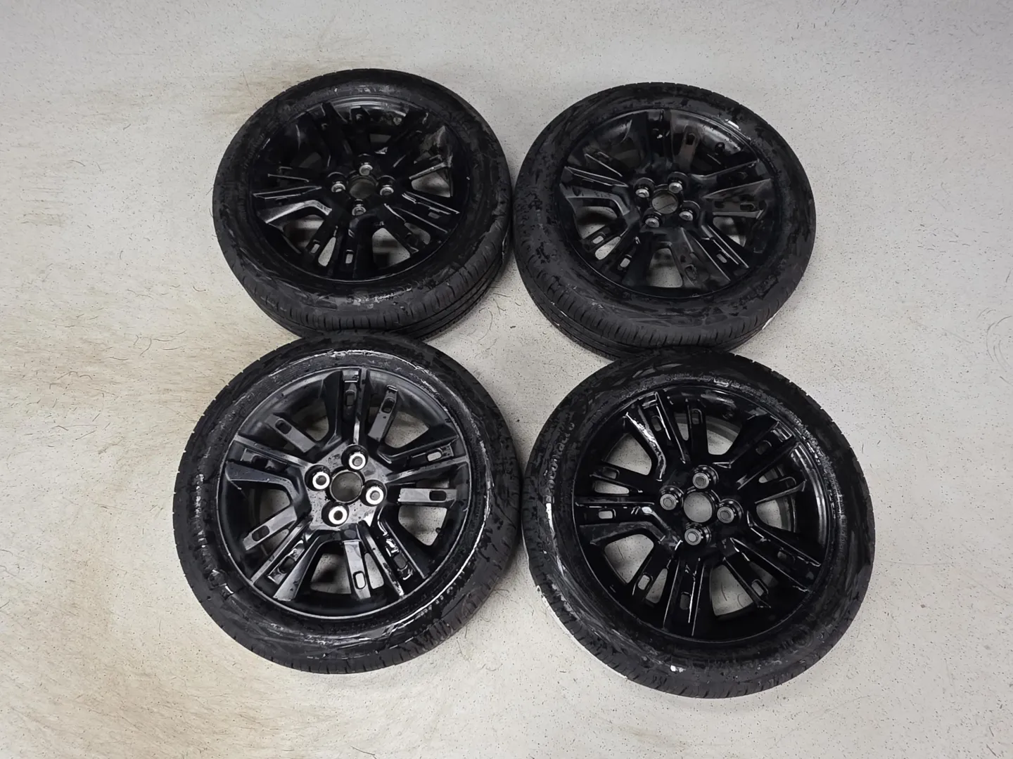 Autokuva 12 - LRC-885