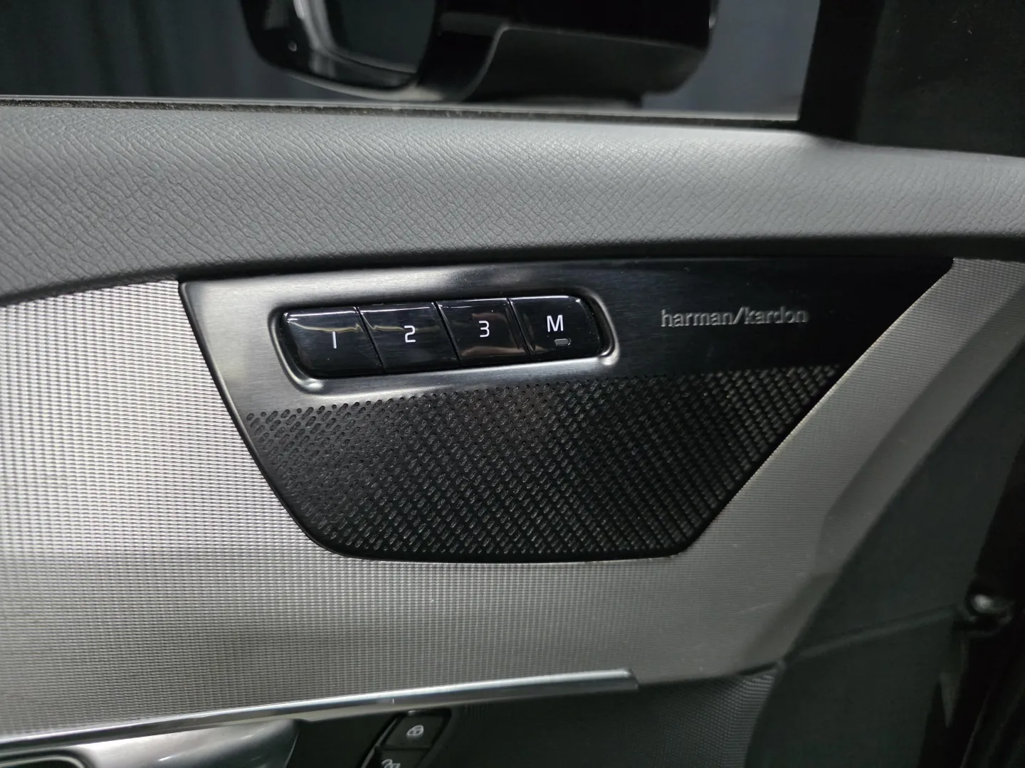 Autokuva 18 - LRM-530
