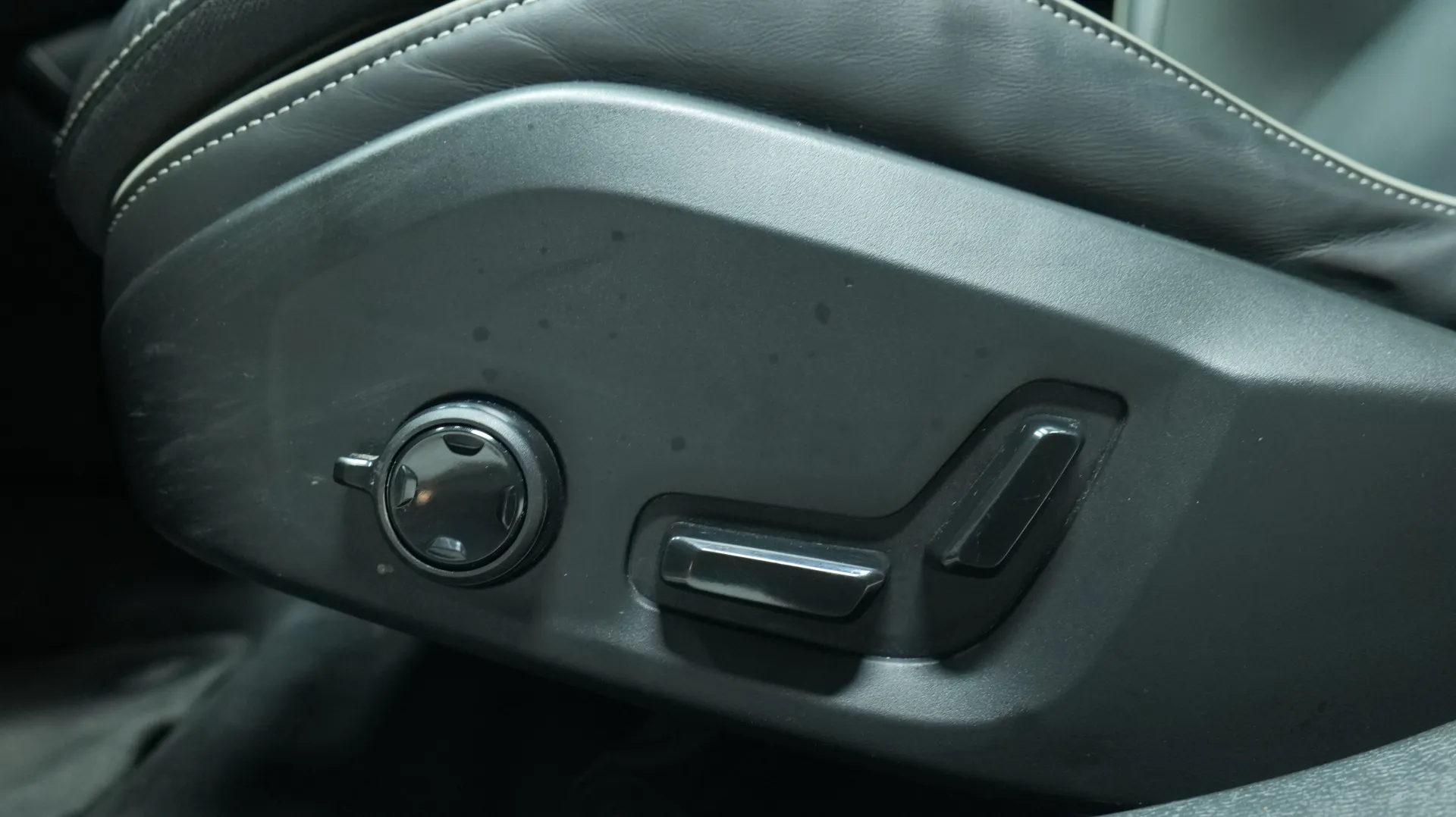 Autokuva 11 - LRO-165