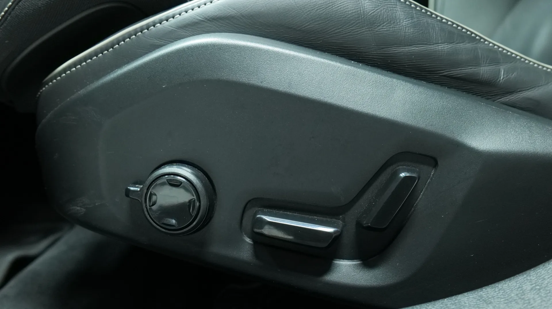 Autokuva 11 - LRR-563