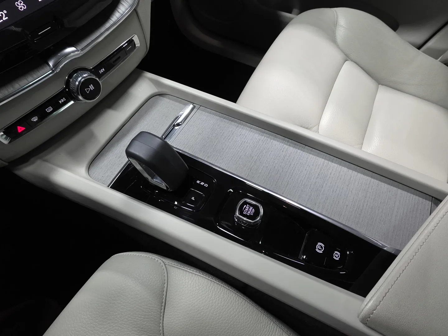 Autokuva 14 - LRU-226