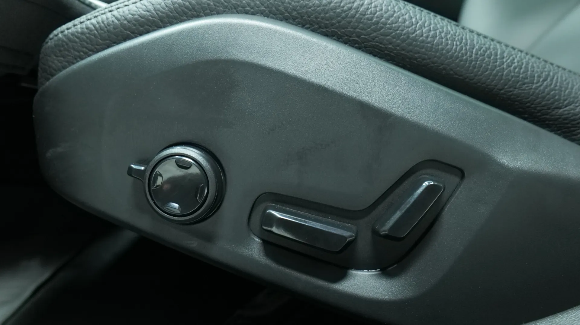 Autokuva 11 - LRX-696