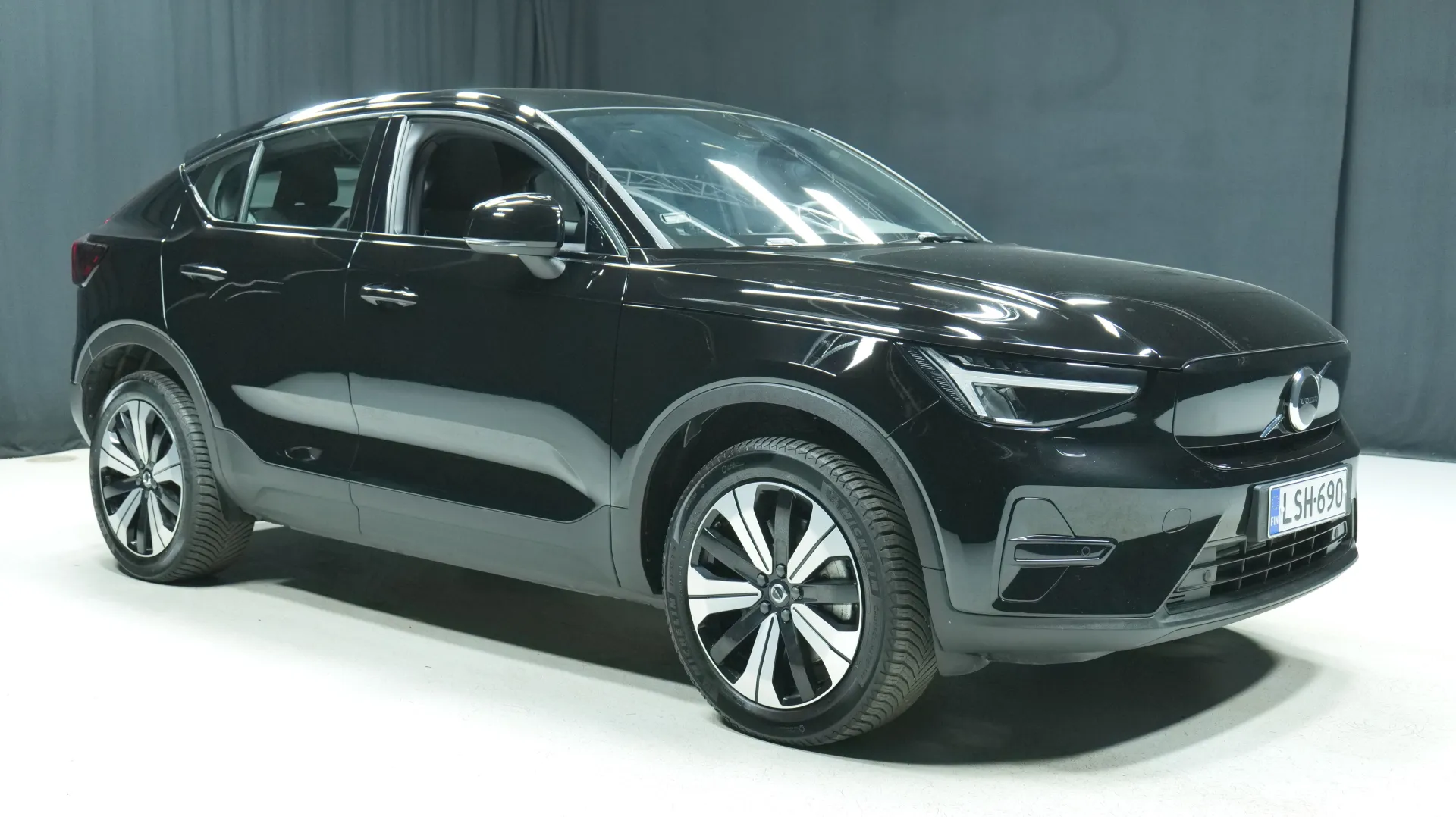 Autokuva 5 - LSH-690