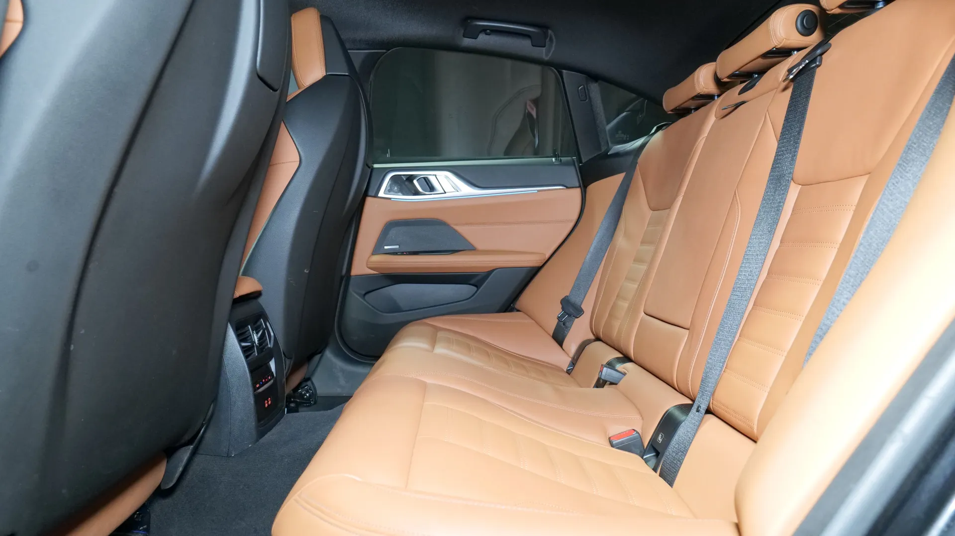 Autokuva 16 - LSM-964