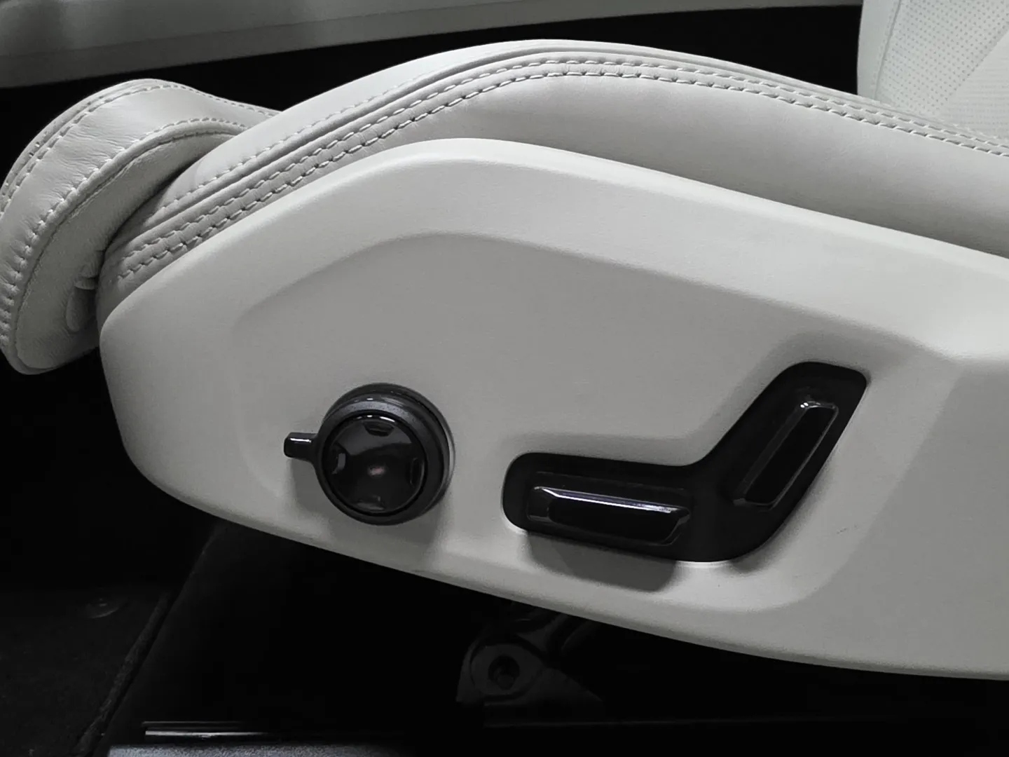 Autokuva 16 - LTM-112