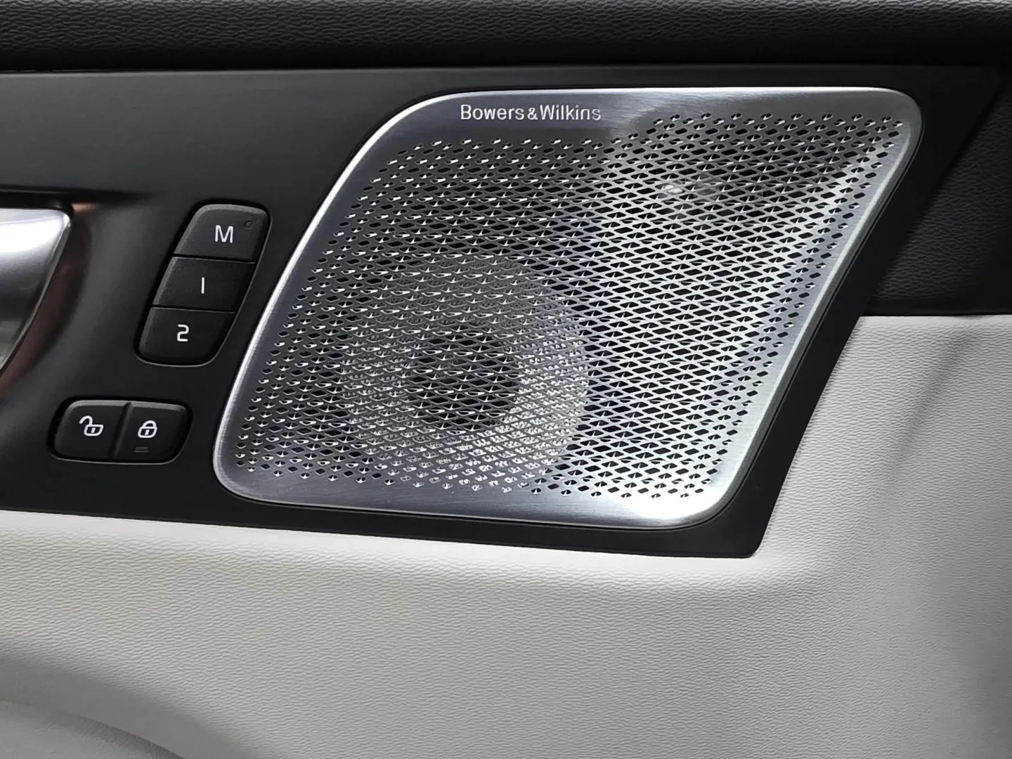 Autokuva 15 - LTM-112