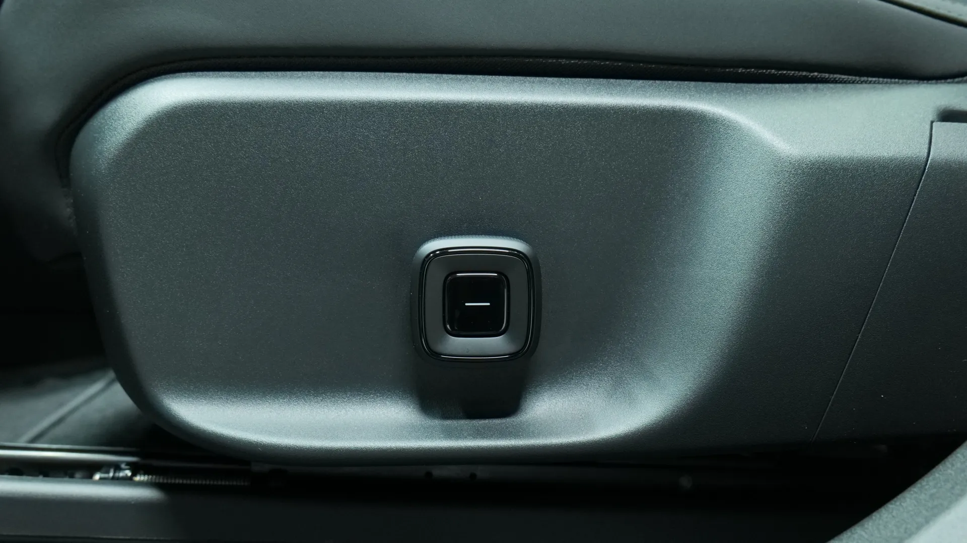 Autokuva 9 - LTN-409