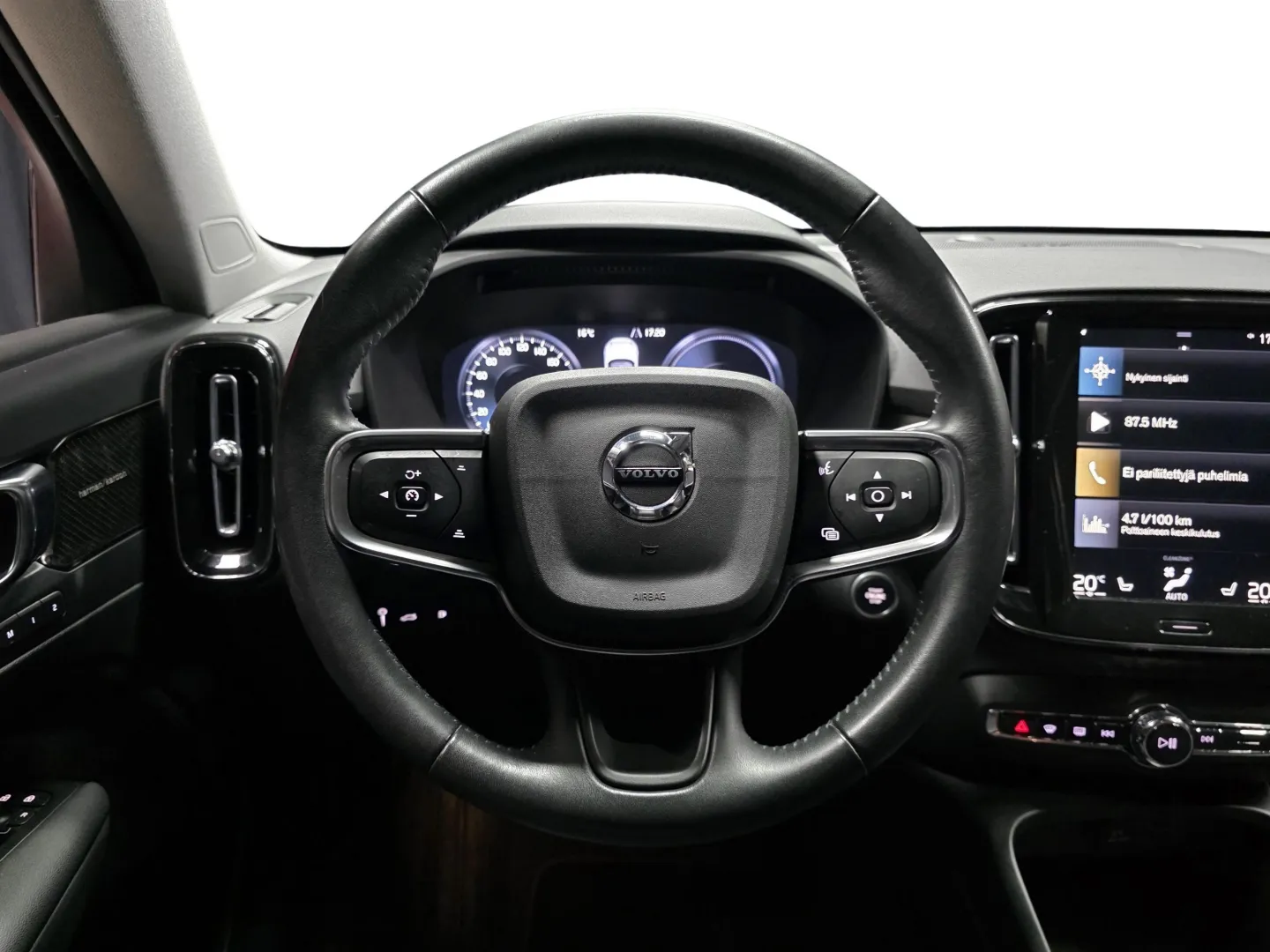 Autokuva 13 - MNU-153