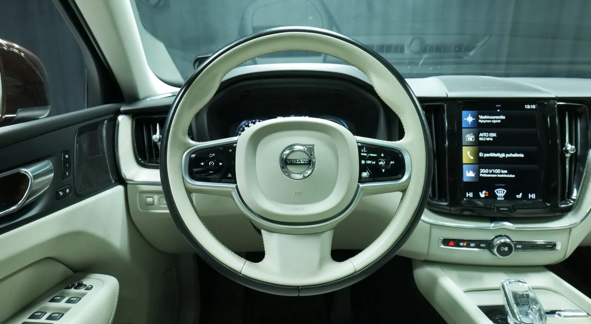 Autokuva 16 - MOJ-437