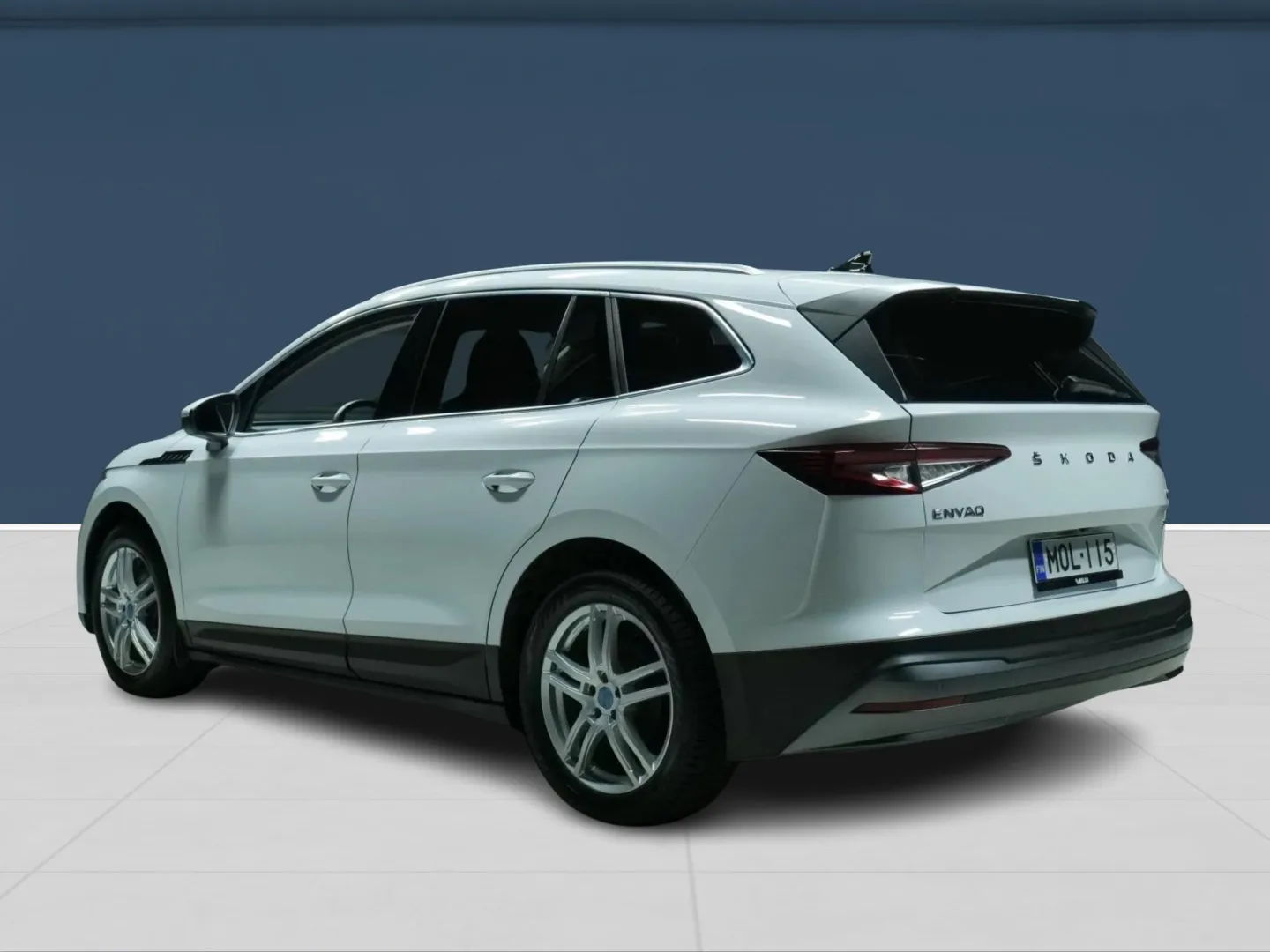 Autokuva 6 - MOL-115