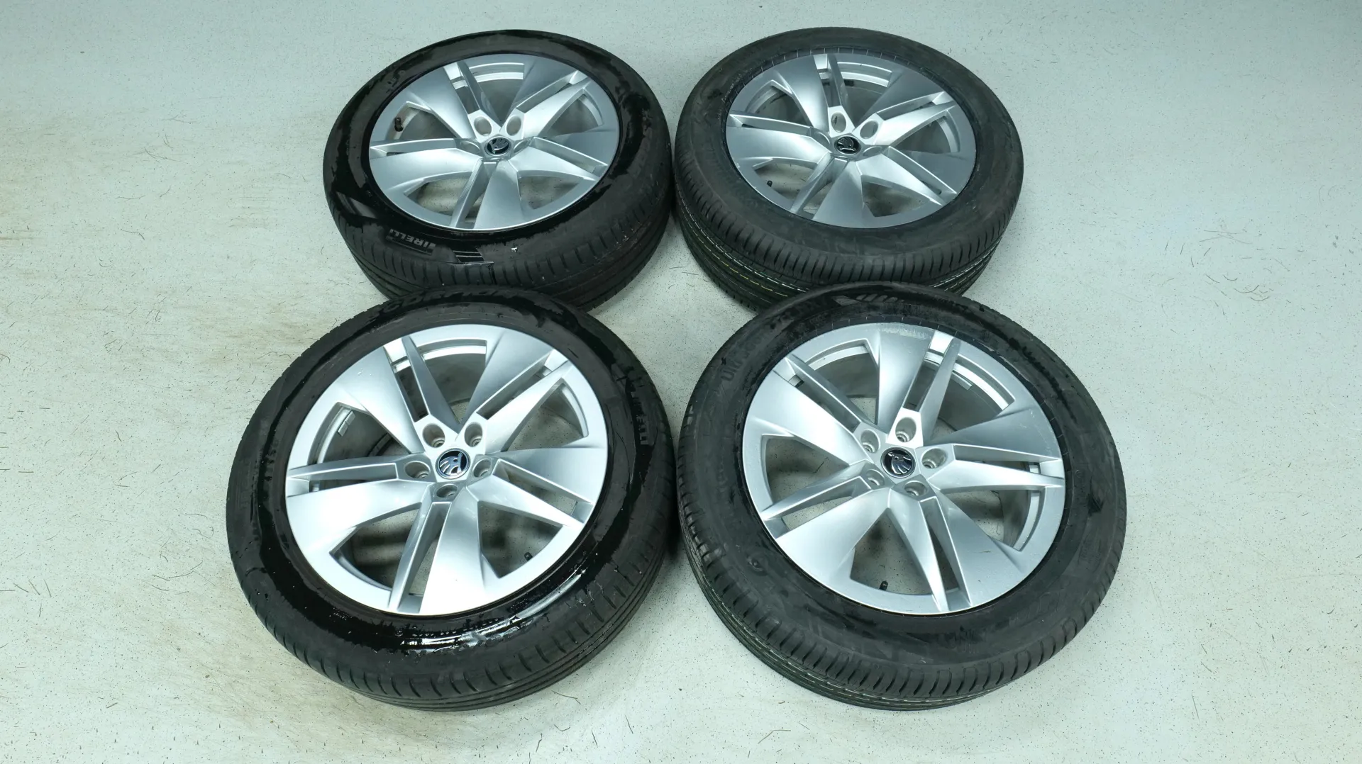 Autokuva 18 - MOL-115