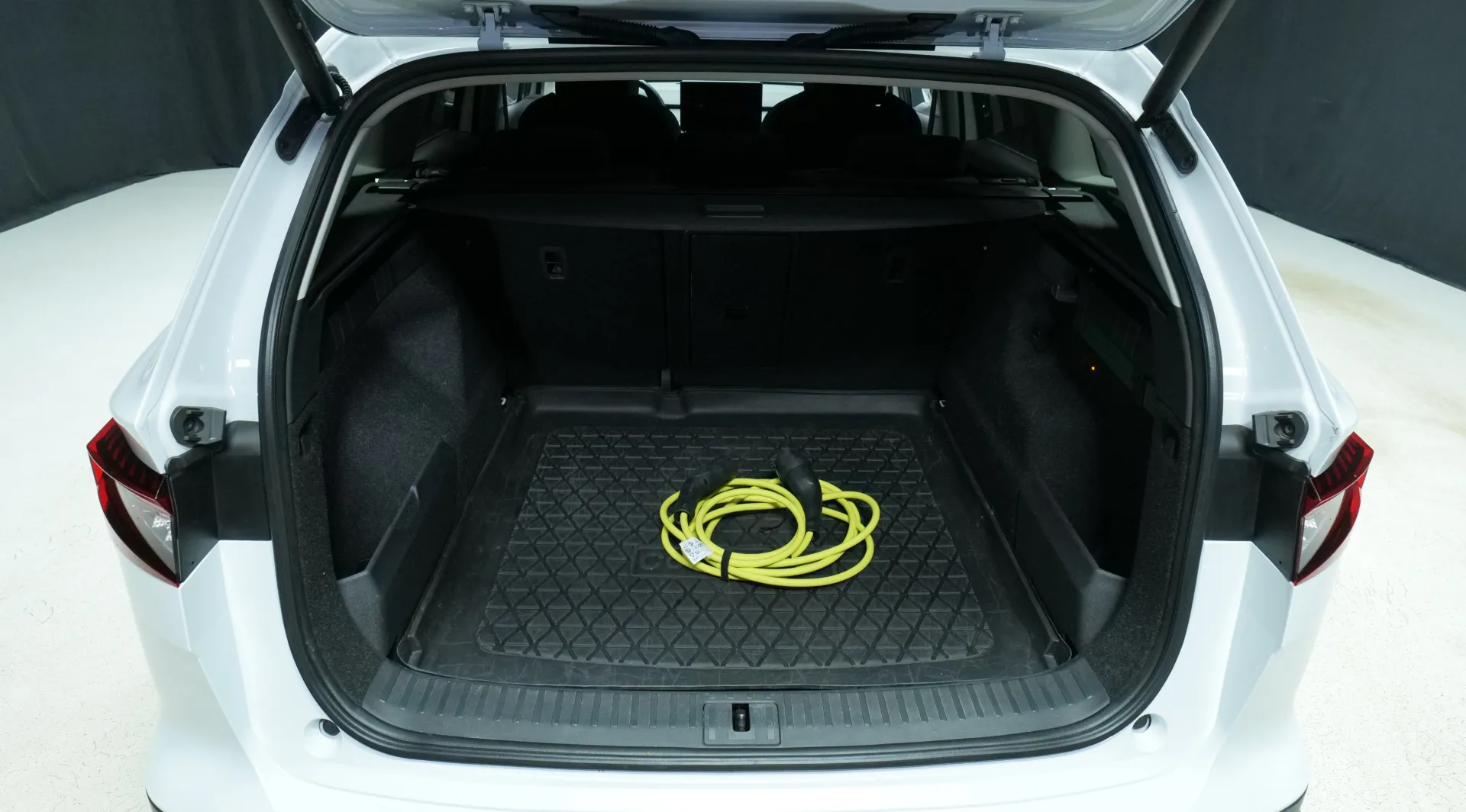 Autokuva 16 - MOL-115