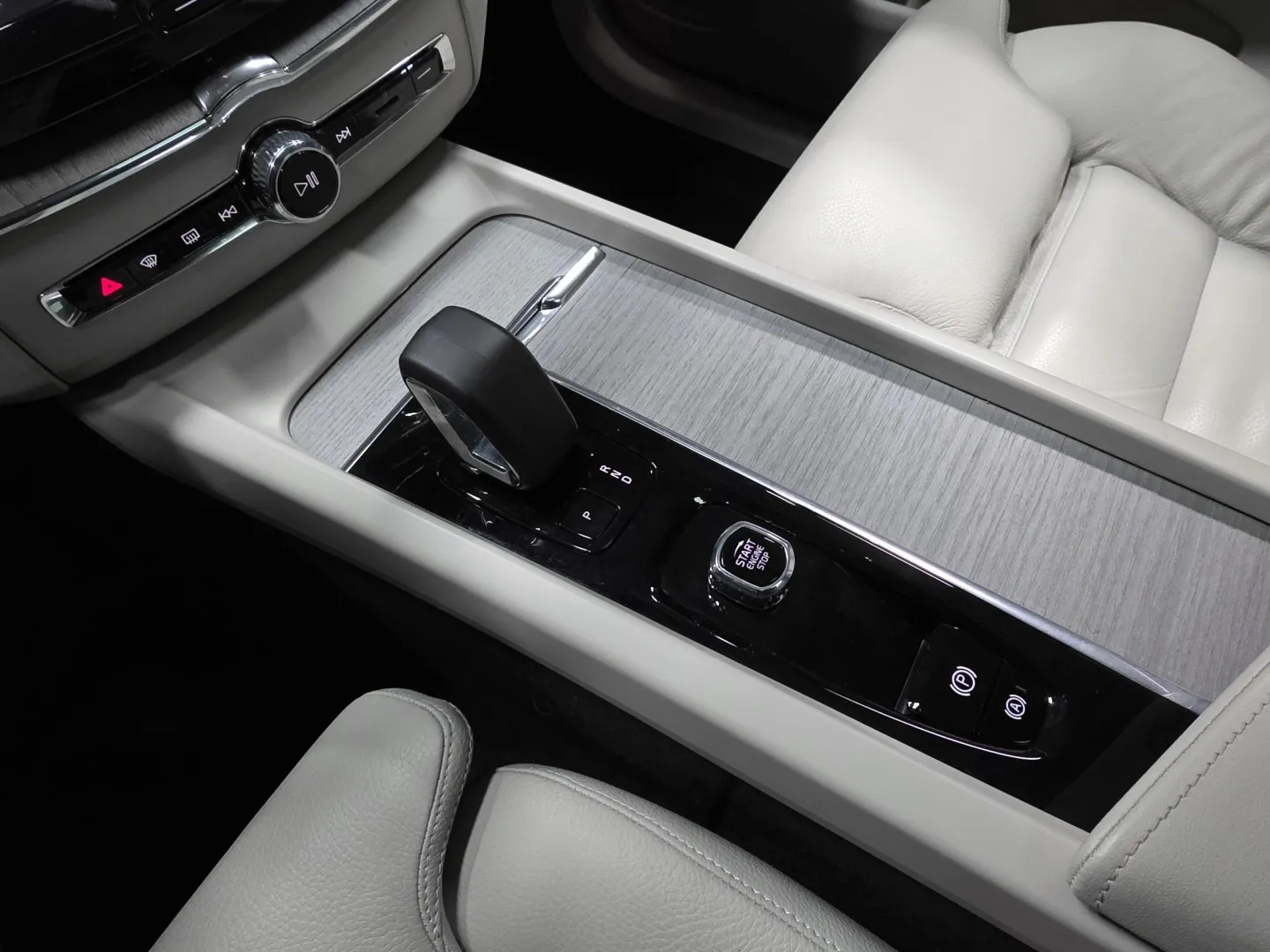 Autokuva 14 - MON-286