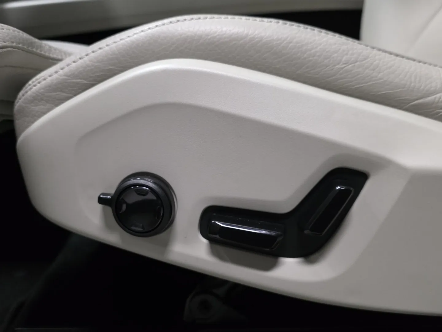 Autokuva 15 - MON-286