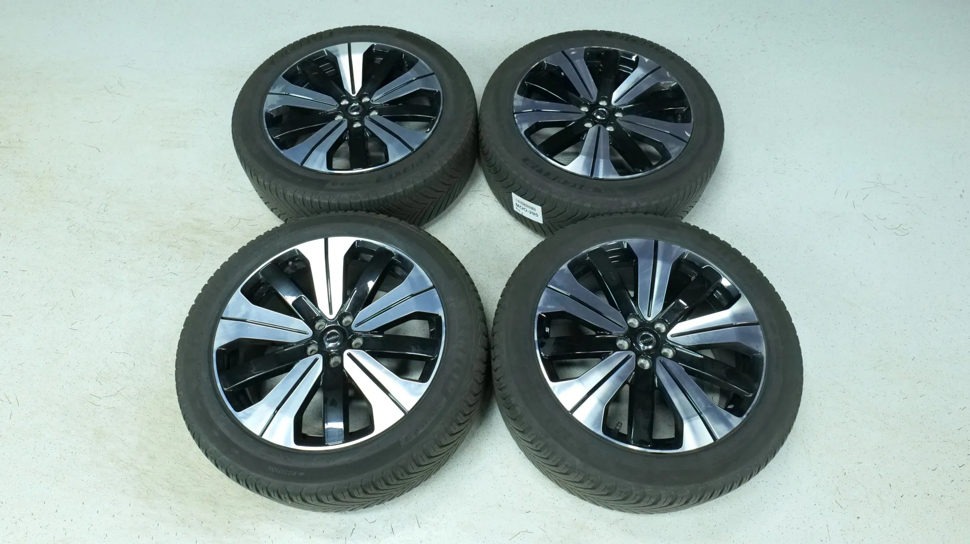 Autokuva 19 - MOO-295