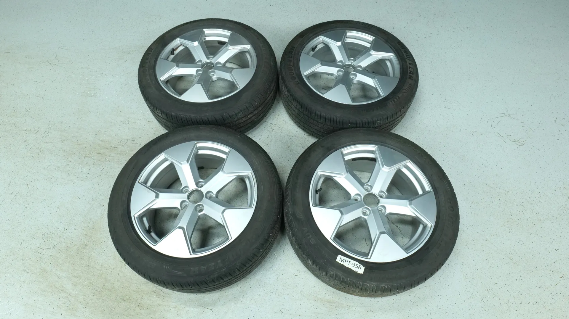 Autokuva 16 - MPT-958