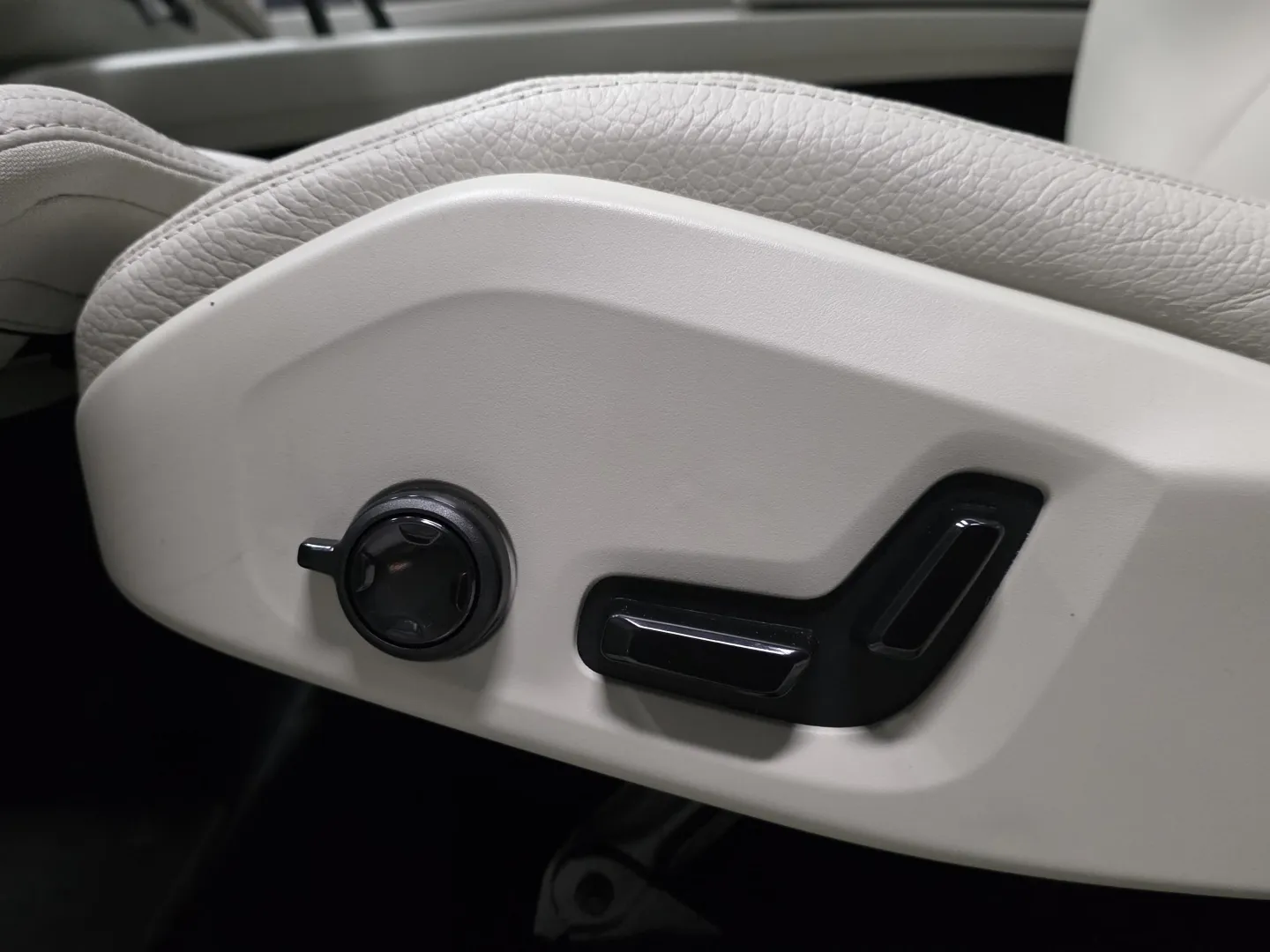 Autokuva 16 - MPX-214