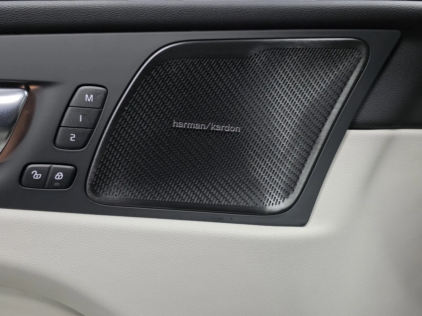 Autokuva 15 - MPX-214