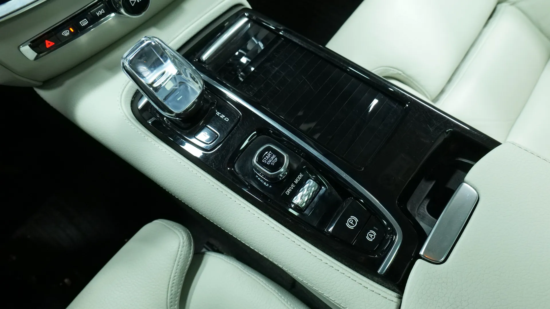 Autokuva 10 - MYX-598