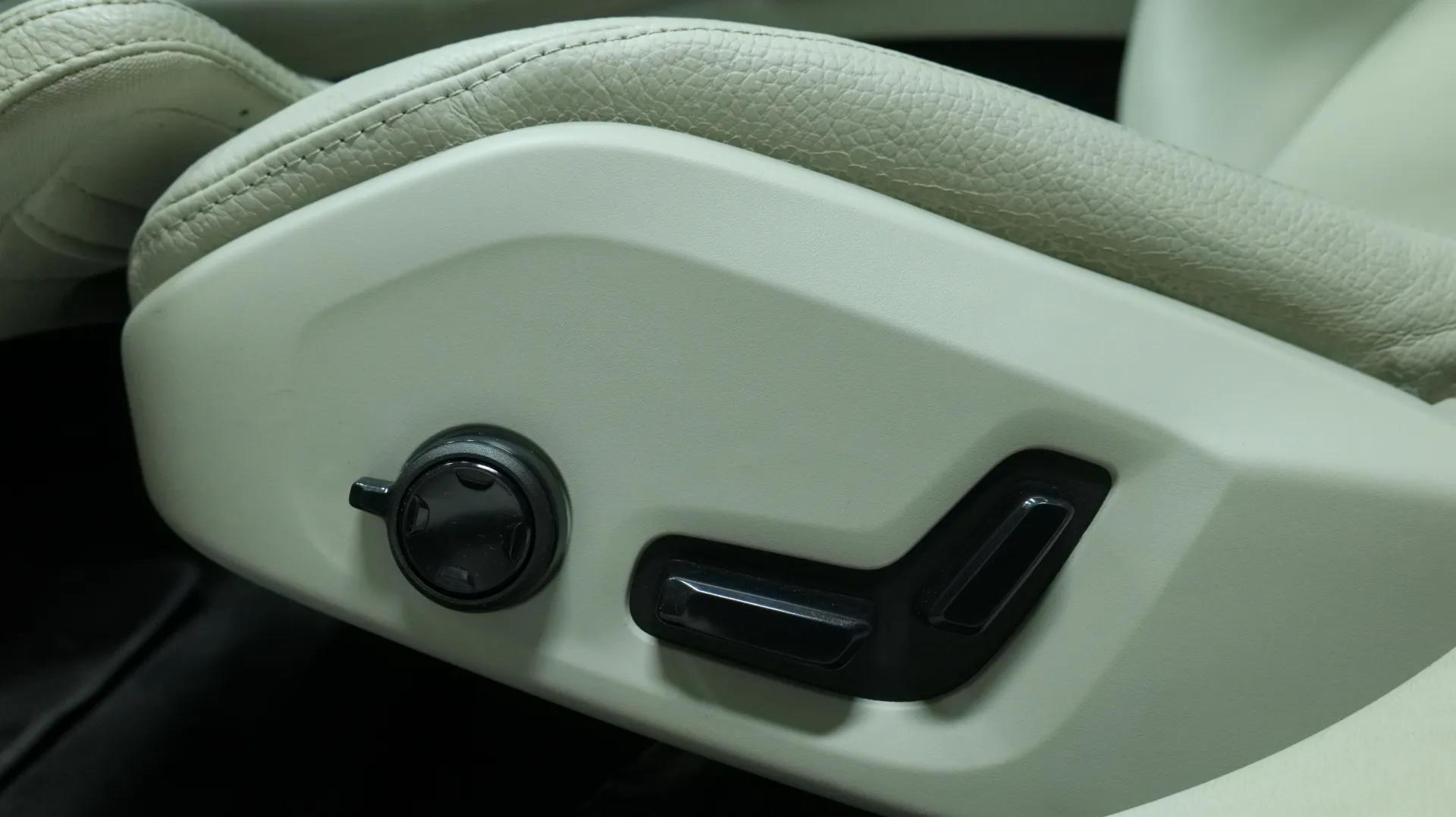 Autokuva 13 - MYX-598