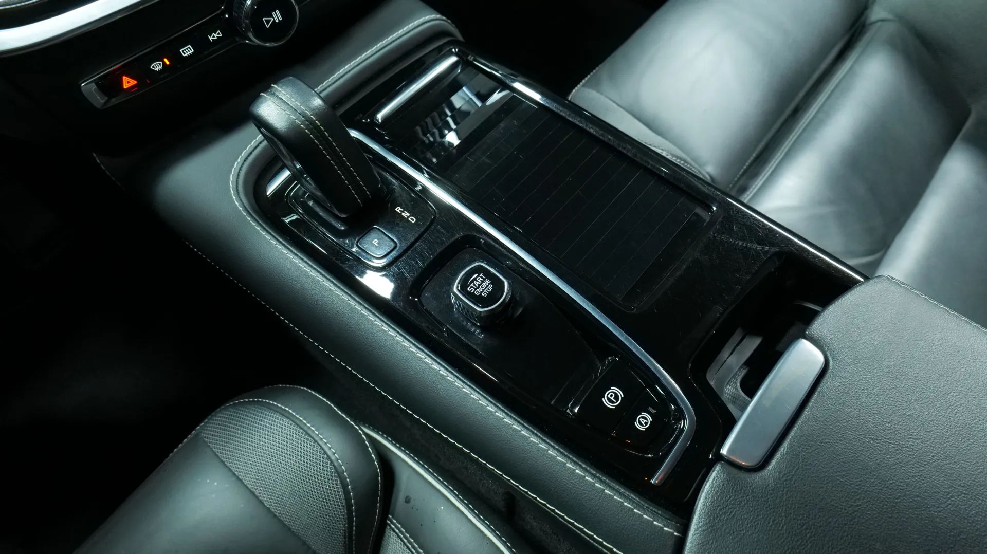 Autokuva 10 - NMO-595