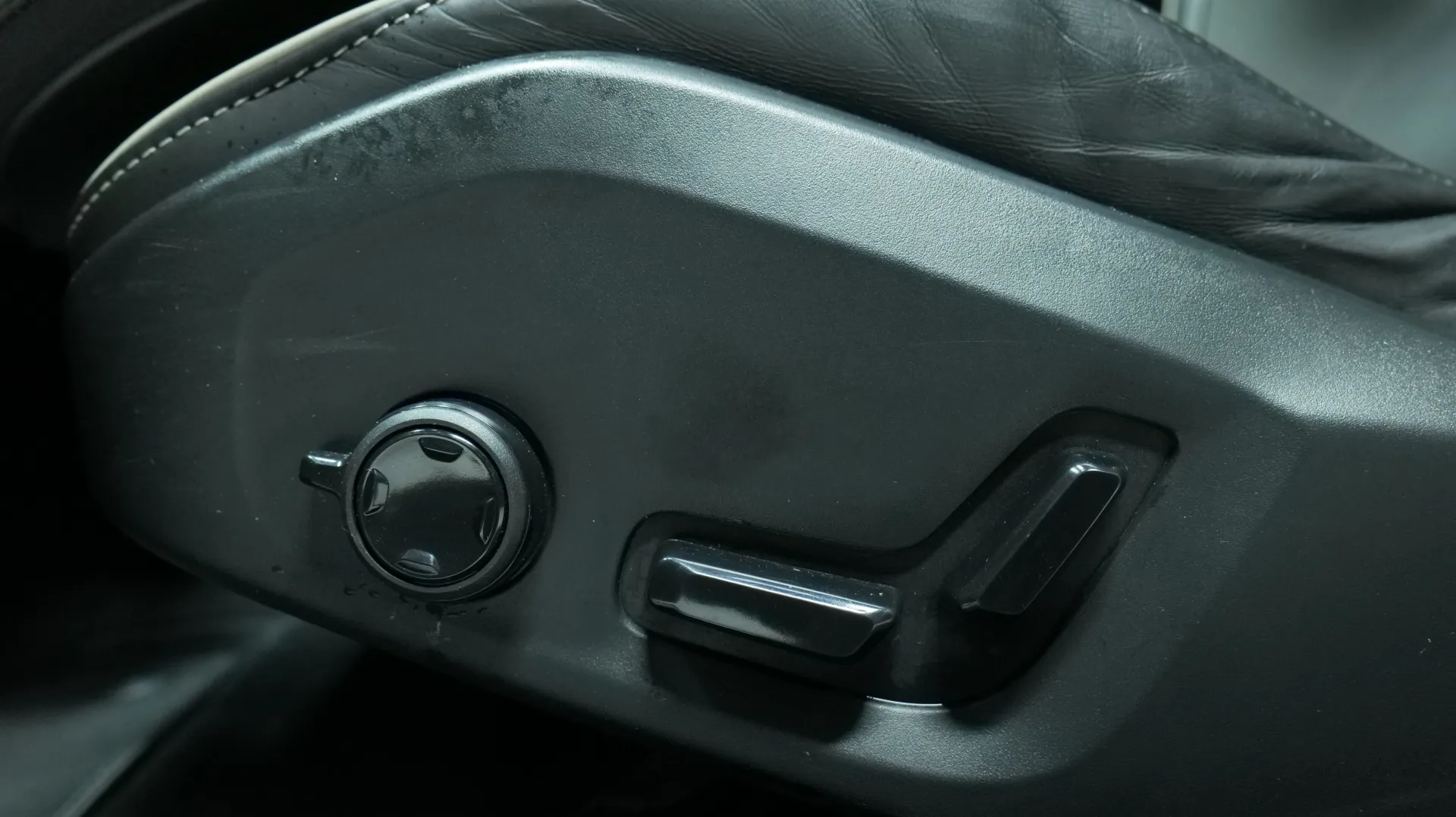 Autokuva 11 - NMO-595