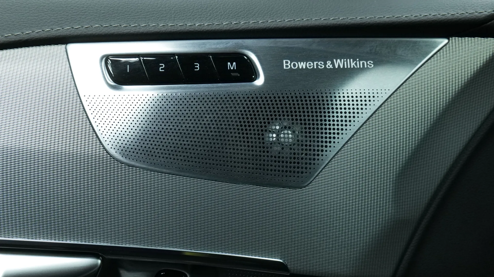 Autokuva 10 - NMT-408