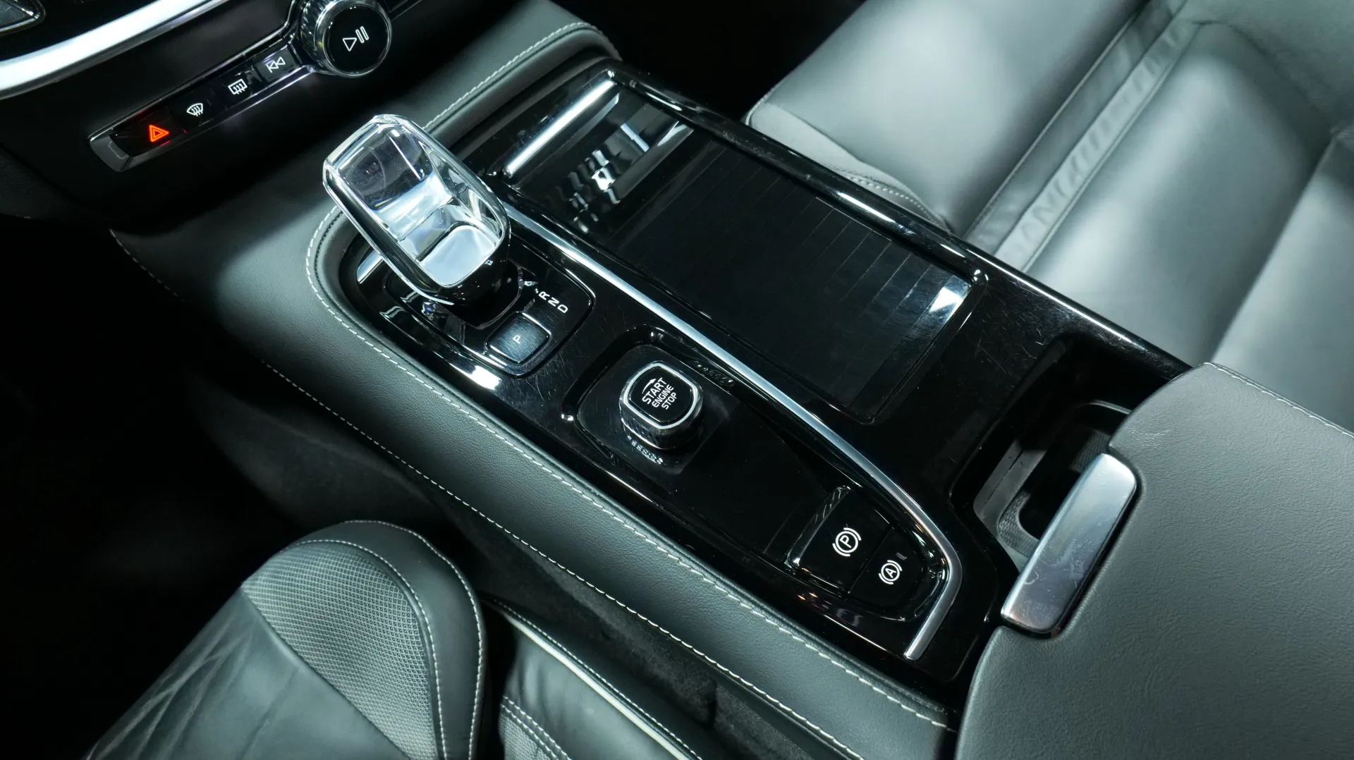 Autokuva 9 - NMV-995