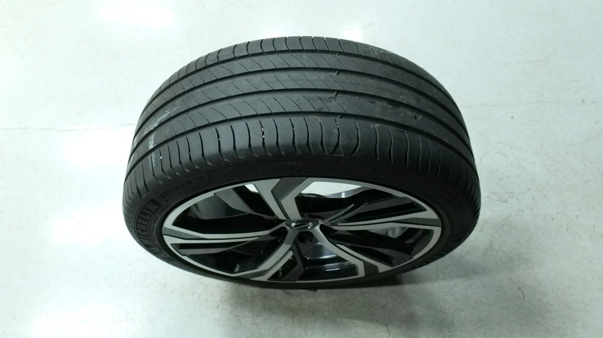 Autokuva 19 - NMV-995