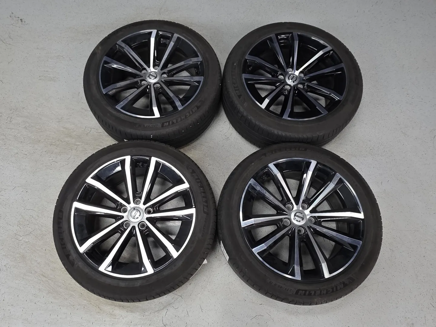 Autokuva 12 - NNS-120