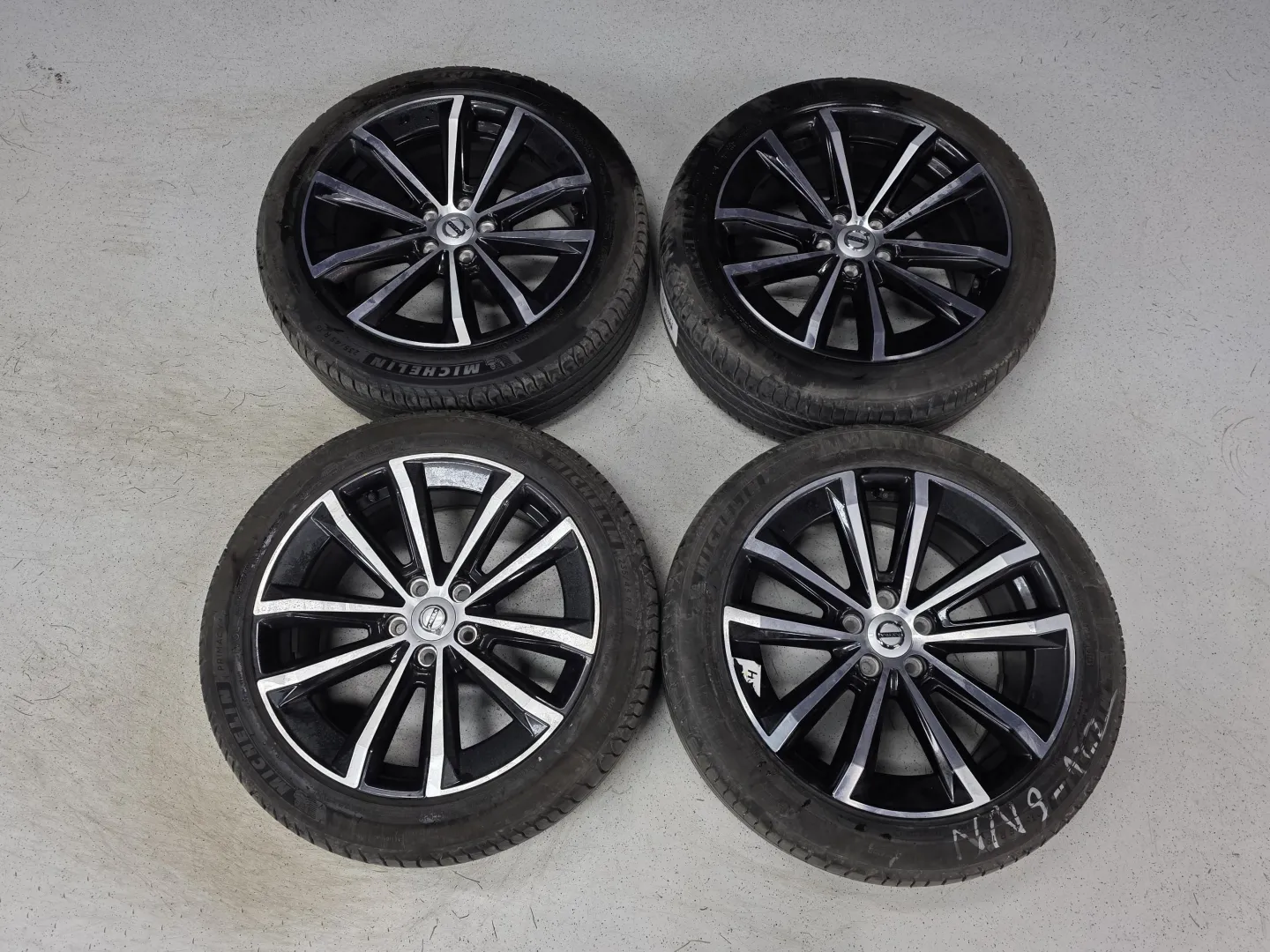 Autokuva 12 - NNS-122