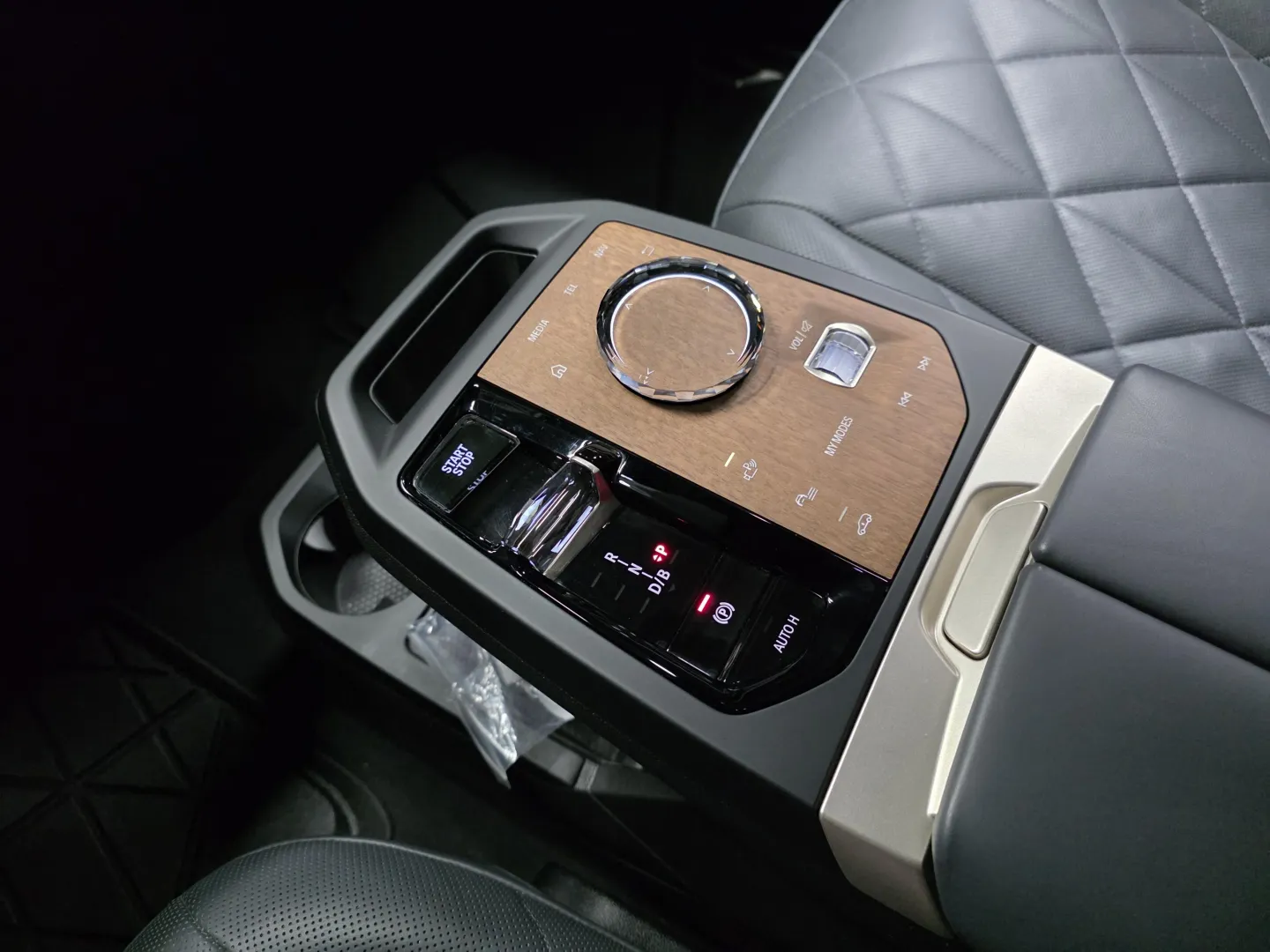 Autokuva 15 - NOA-985