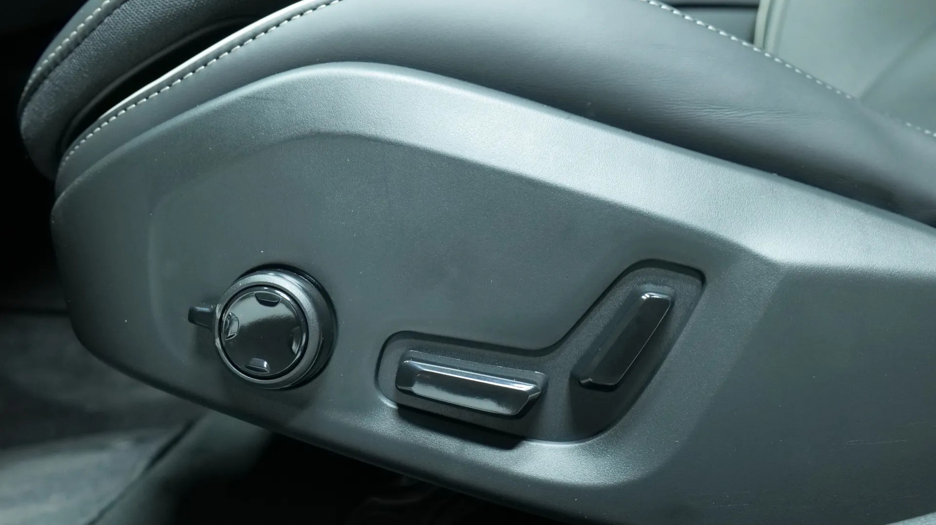 Autokuva 11 - NOB-844