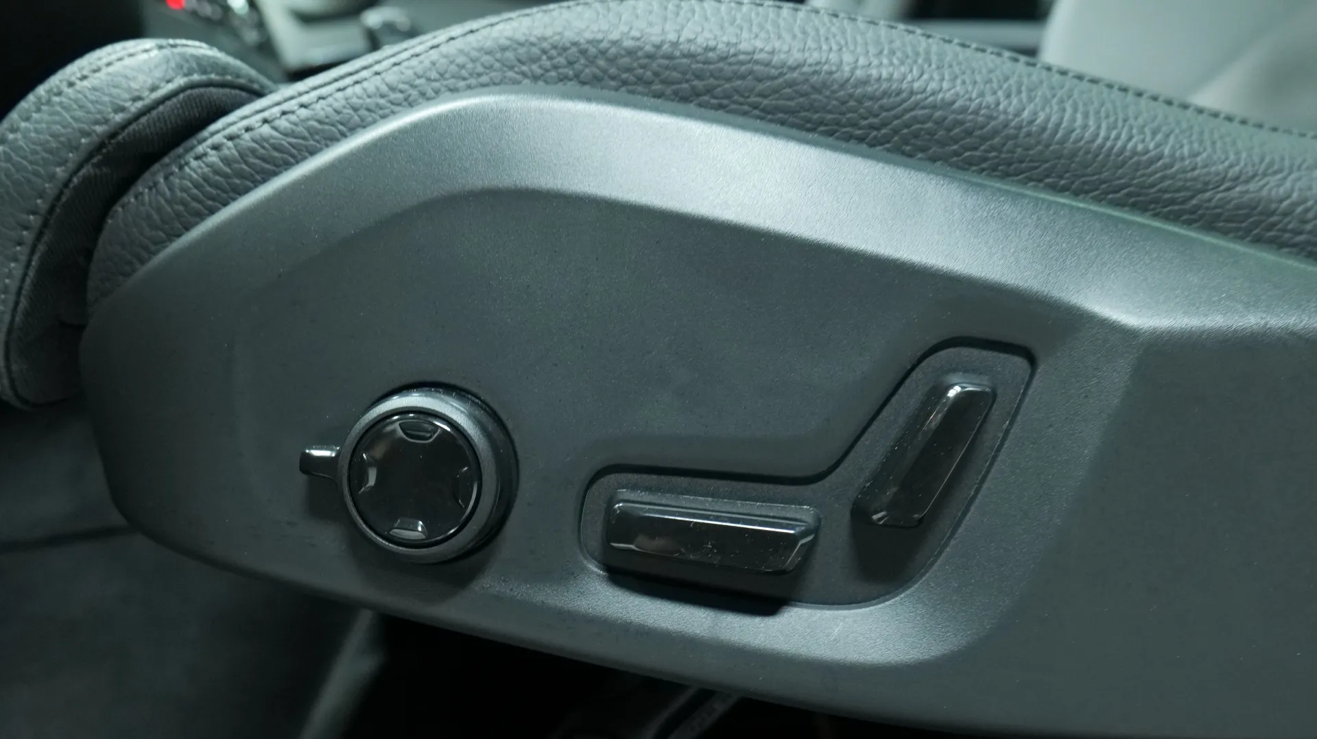 Autokuva 13 - NP-9367