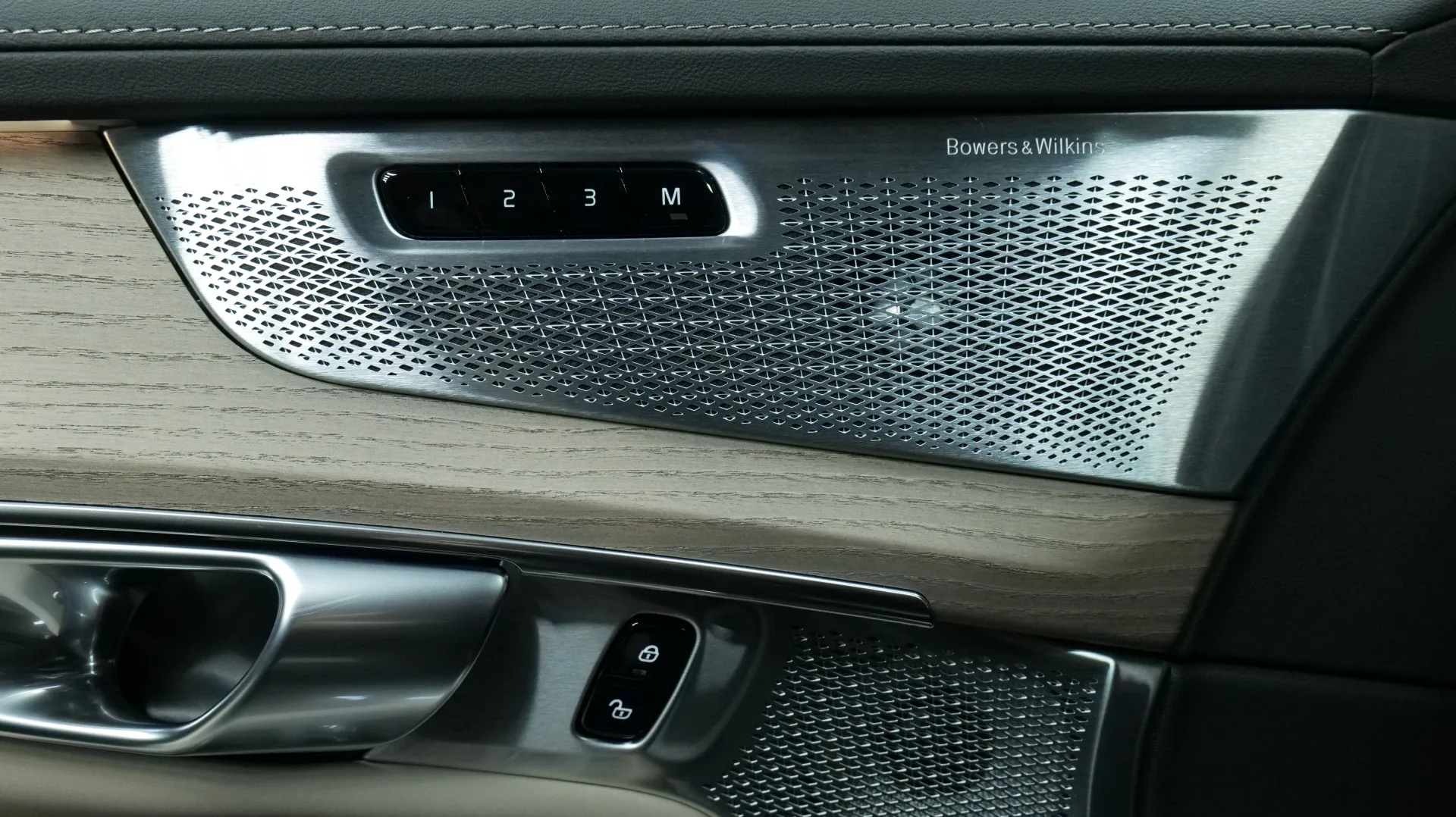 Autokuva 10 - NU-1547