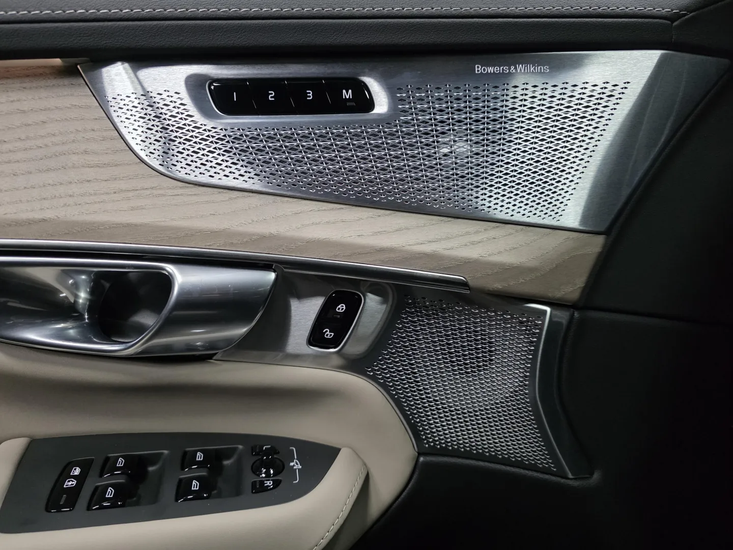 Autokuva 16 - NU-1624