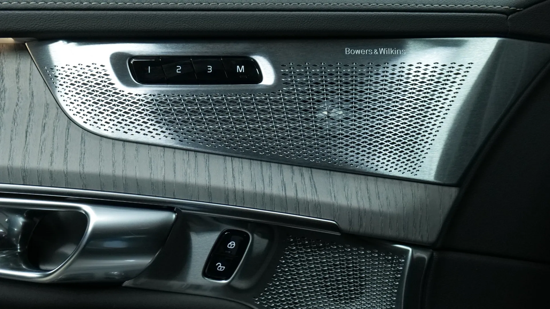 Autokuva 14 - NU-1625