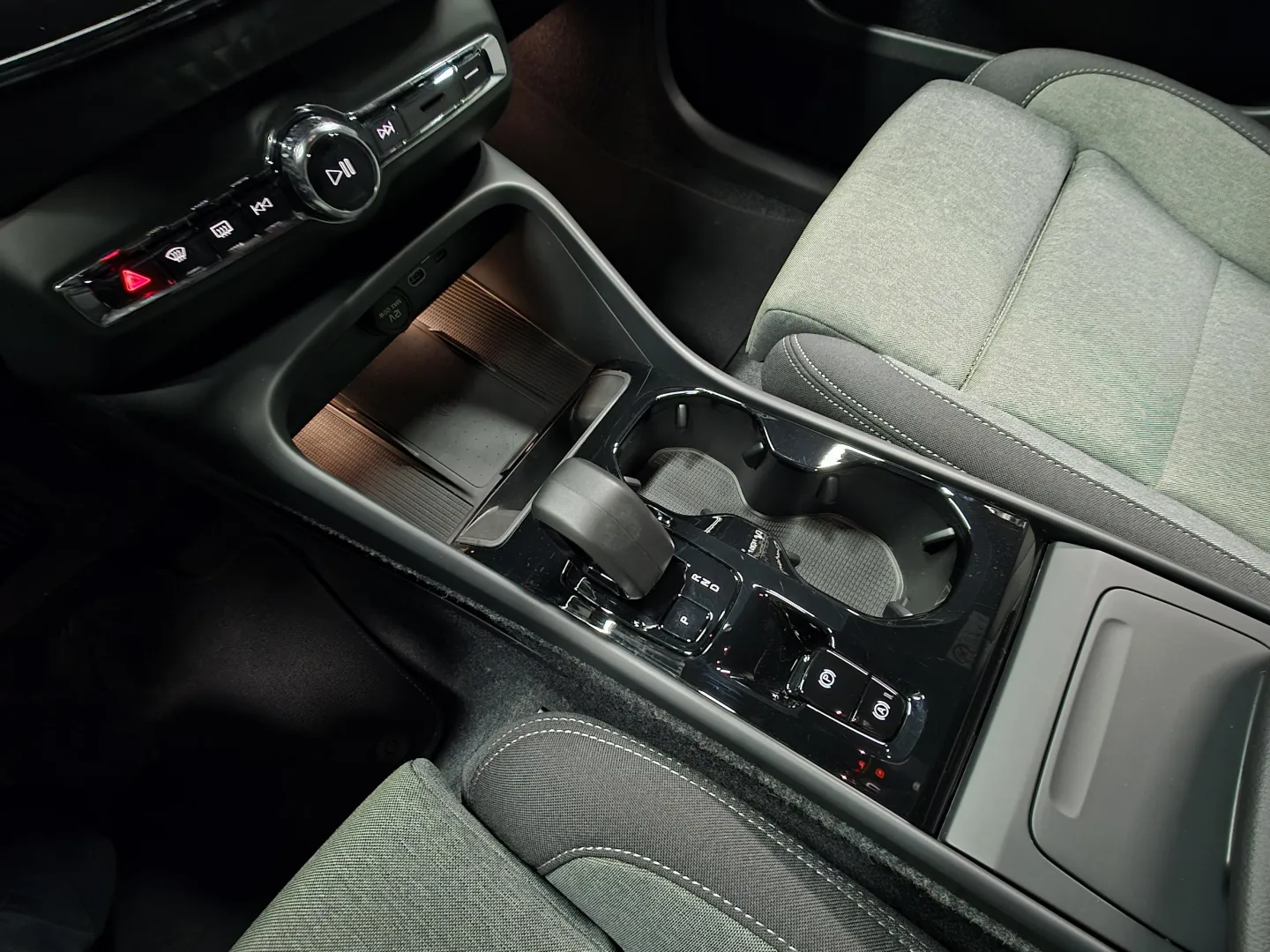 Autokuva 13 - NU-5327