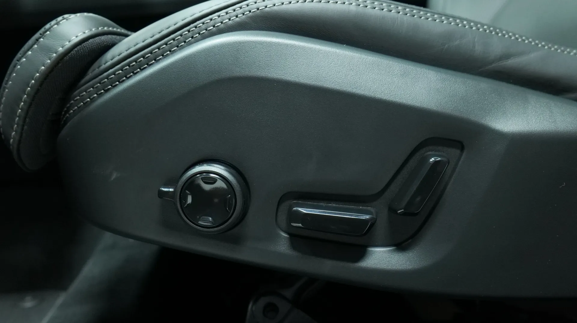 Autokuva 14 - NU-5371