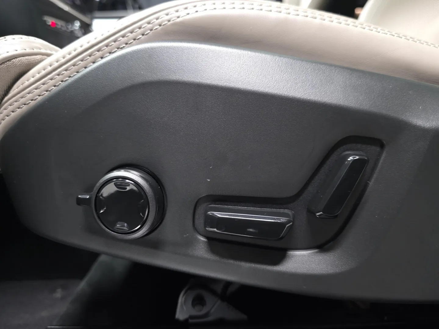 Autokuva 16 - OB-4044
