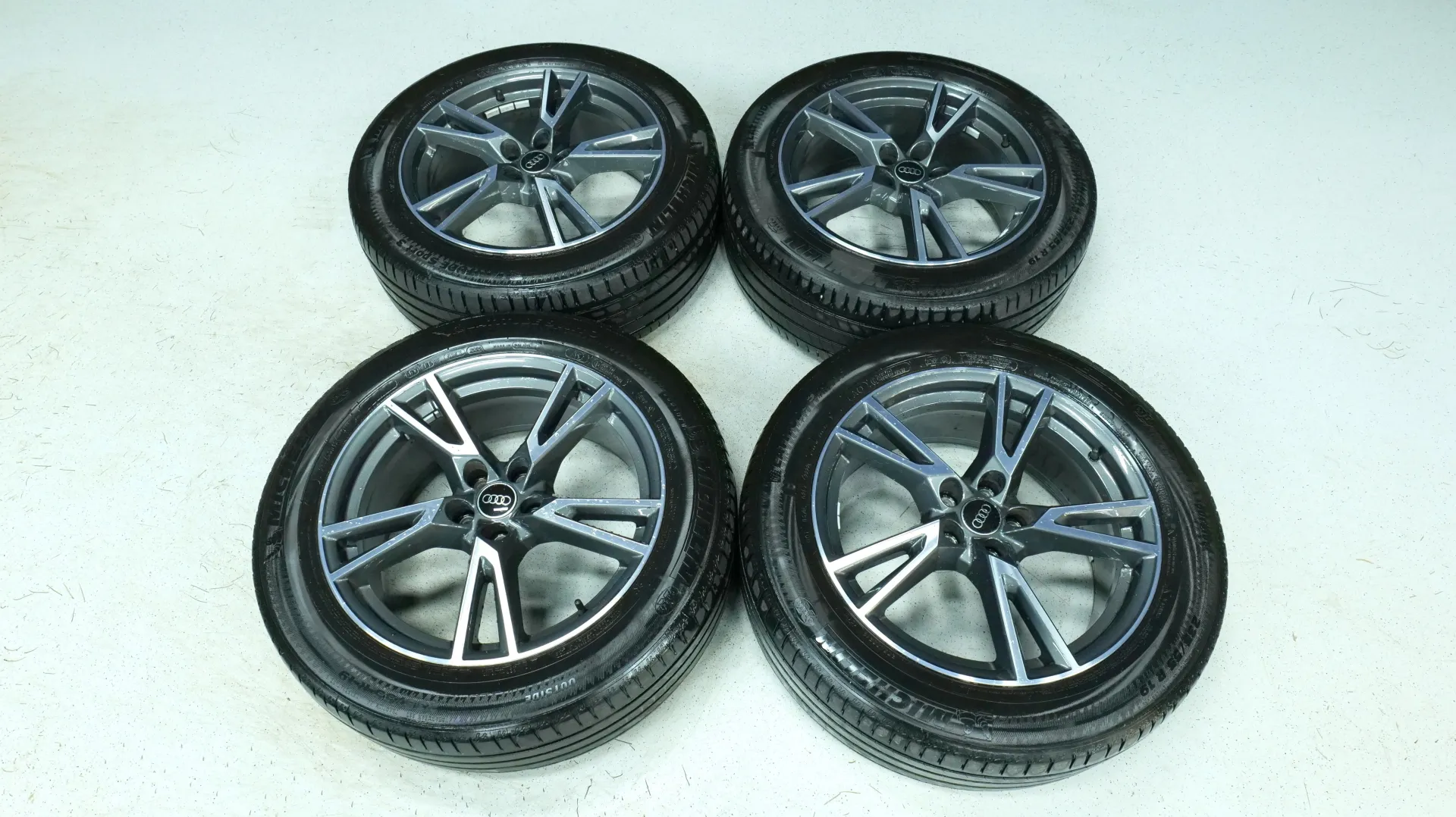 Autokuva 17 - RVB-421