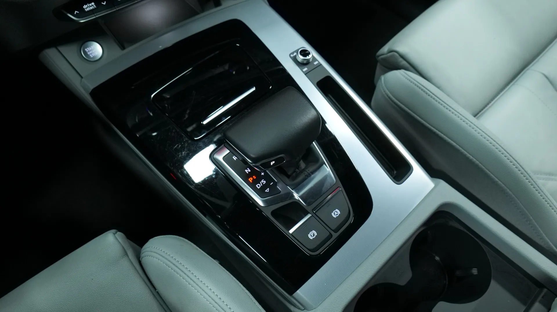 Autokuva 9 - RVB-421