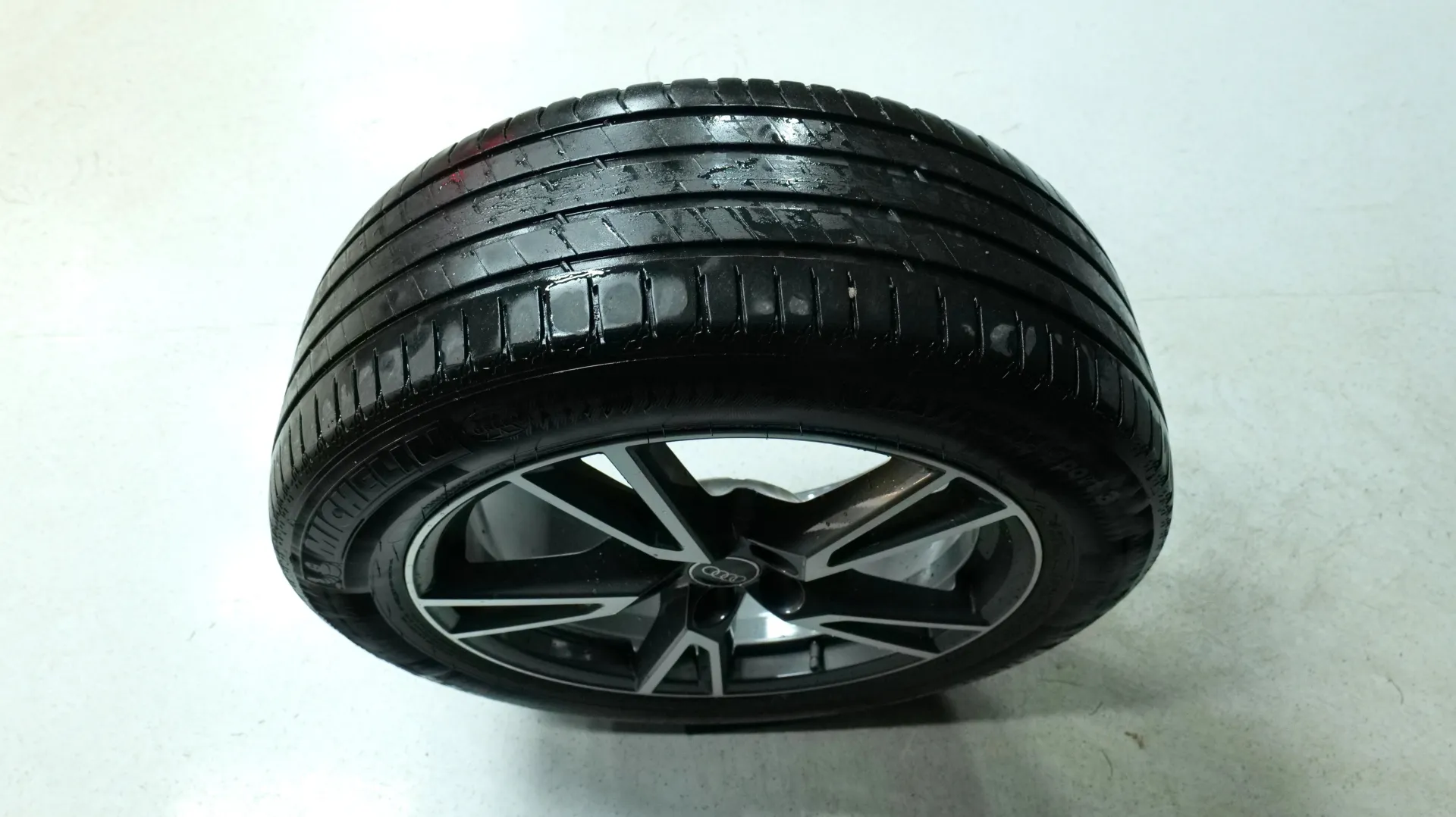 Autokuva 18 - RVB-421